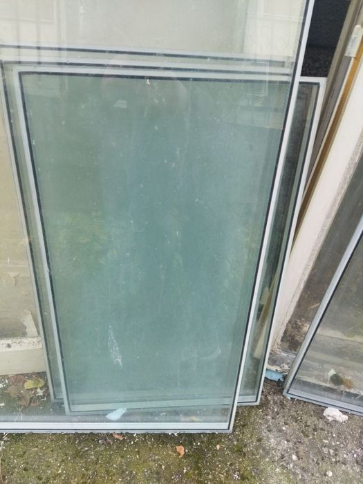 Стари прозорци без рамки