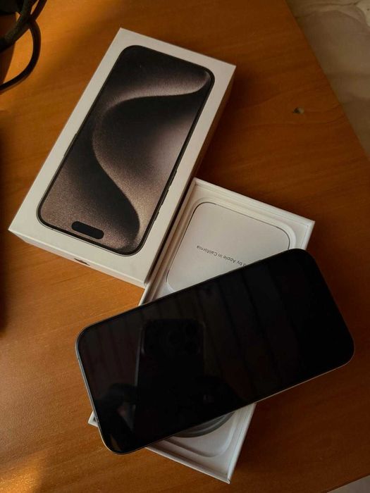 Продавам iphone 15 pro natural titanium