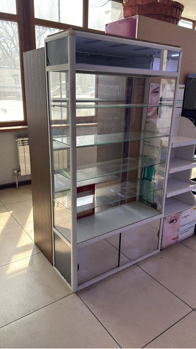 Витрины стеклянные