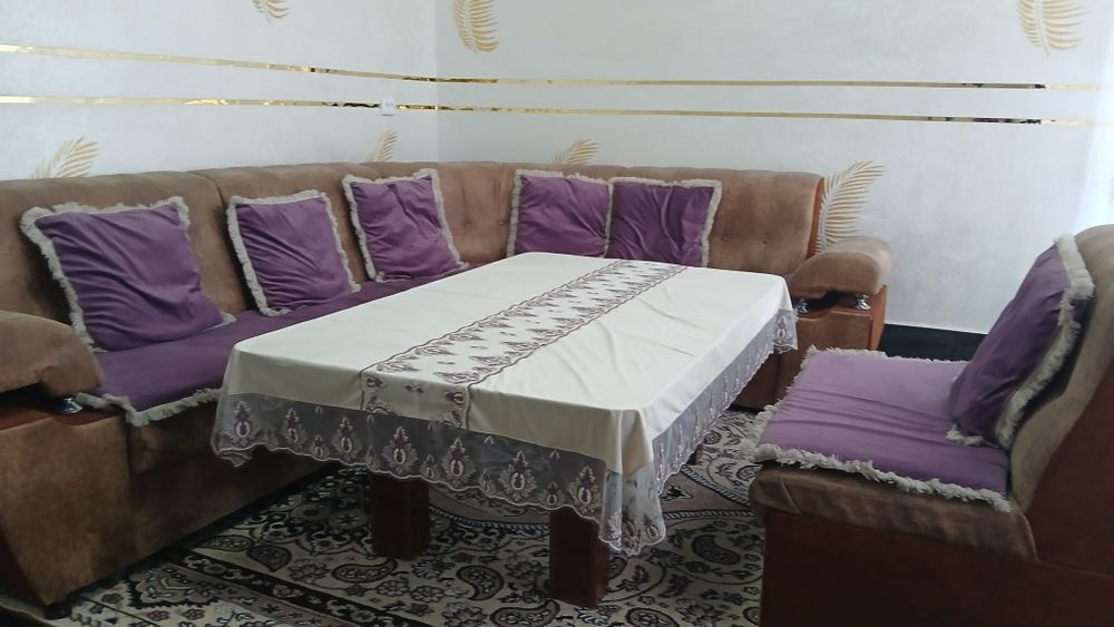 Уголок мягкий в хорошем состоянии в месте с столом