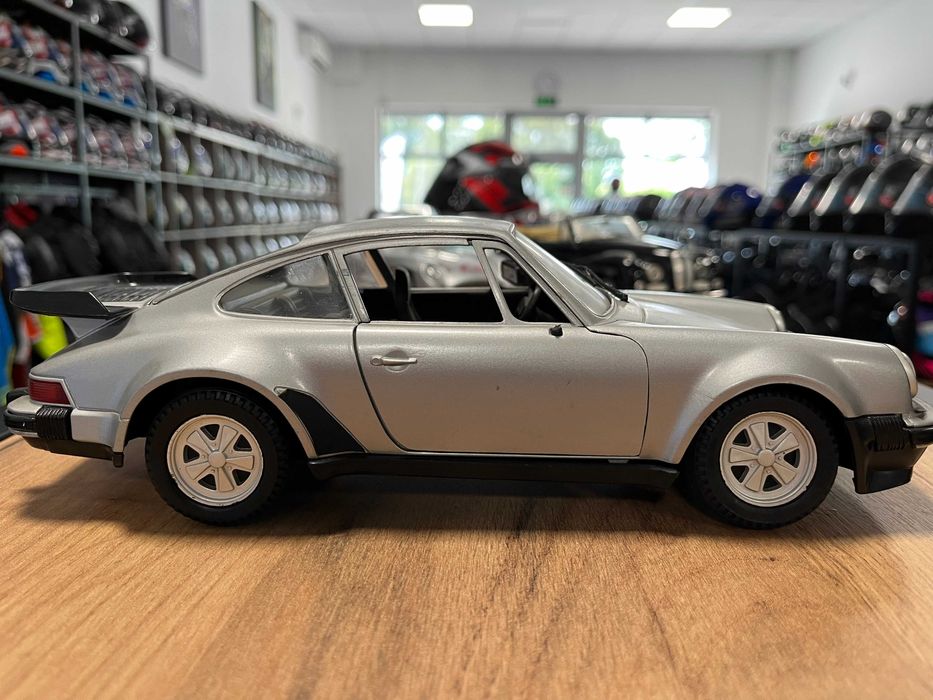 SUN STAR  колекционерски модел количка   PORSCHE 911 SC  1984г. 1:18