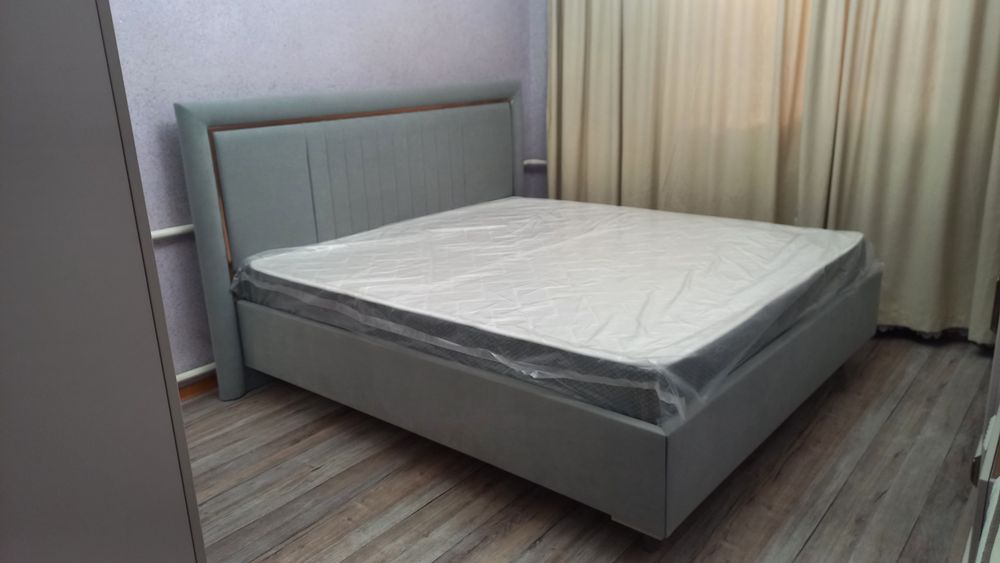 Кровать, тумбы и зеркало