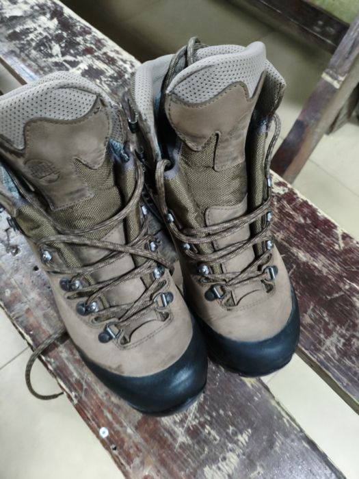Трекинговая ботинка