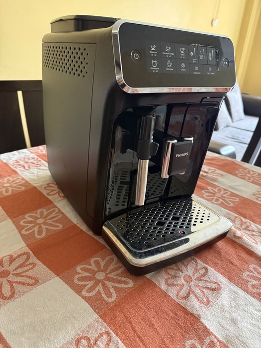 Кафеавтомат Philips EP3221, 15 bar, 1500 W, Система за разпенване на мляко, Керамични мелачки, Сензорен екран
