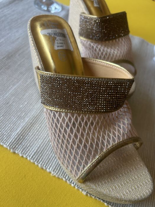 Нови златости чехли