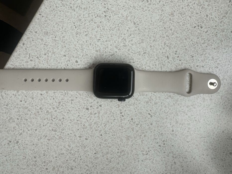 Часовник Apple SE