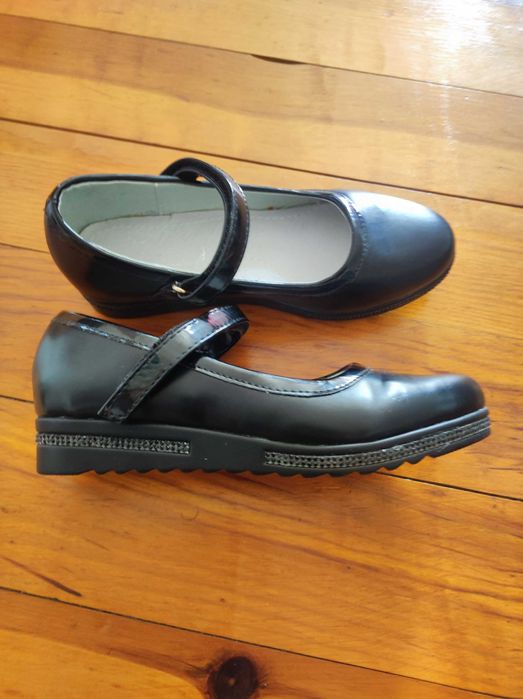 Нови черни обувки за момиче