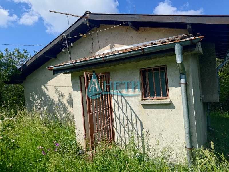 Масивна къща във в.з.с.Дръмша, общ.Костинброд. На 37км от центъра на София. За постоянно живеене и за почивка