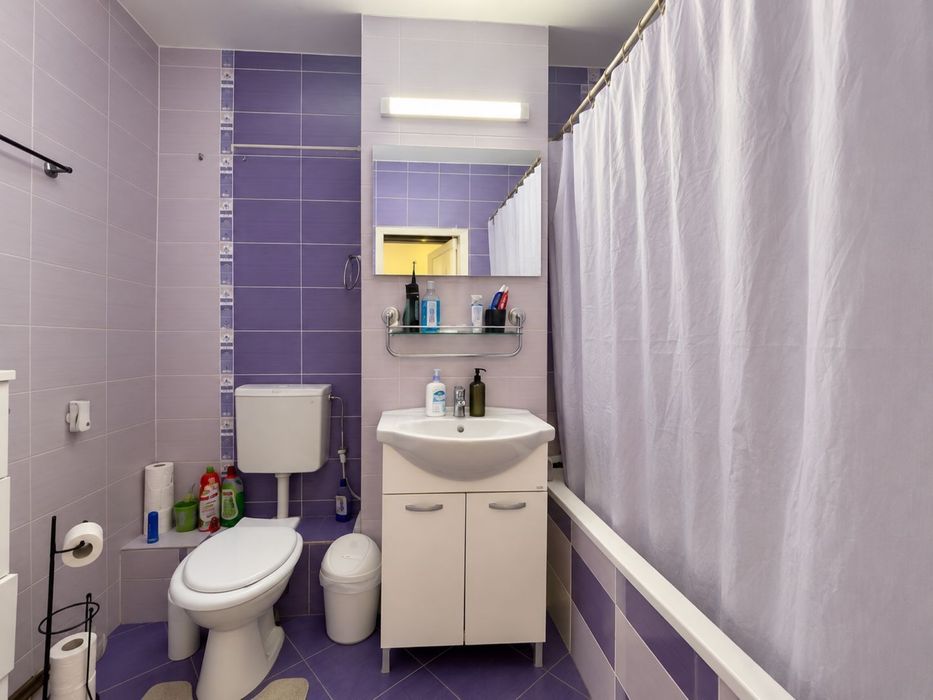 Proprietar Inchiriez apartament cu 2 camere cu parcare privata zona intre lacuri