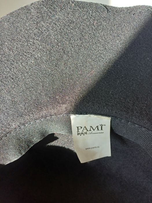 Pălărie neagră cu flori