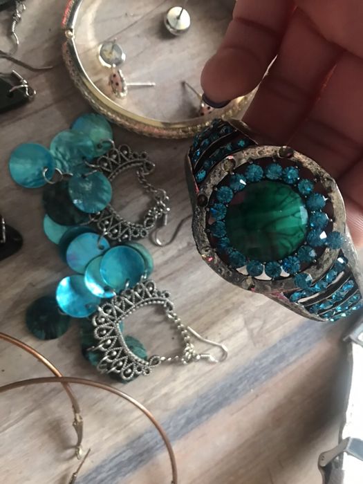 Обеци ,Колиета ,Гривни,Чанти, Раници