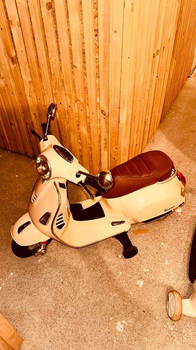 Motocicleta Electrica VESPA 6V cu Sunet Bej Maro