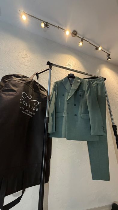 Costum de bărbați la două rânduri de nasturi
