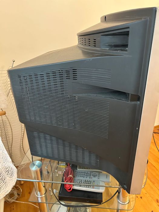 Телевизор JVC  и тумбочка