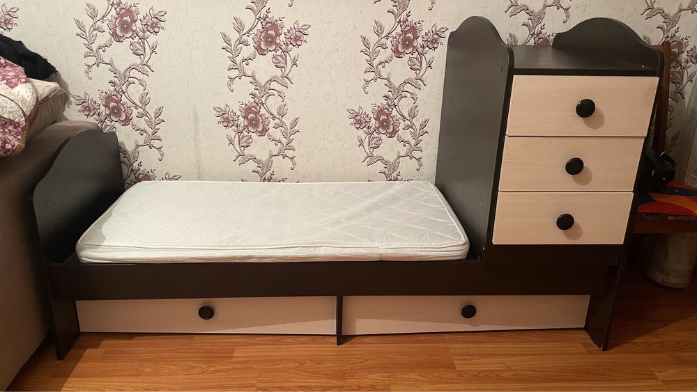 Детская кровать с тумбочкой