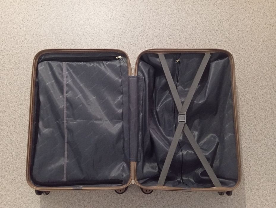 Продам новый чемодан