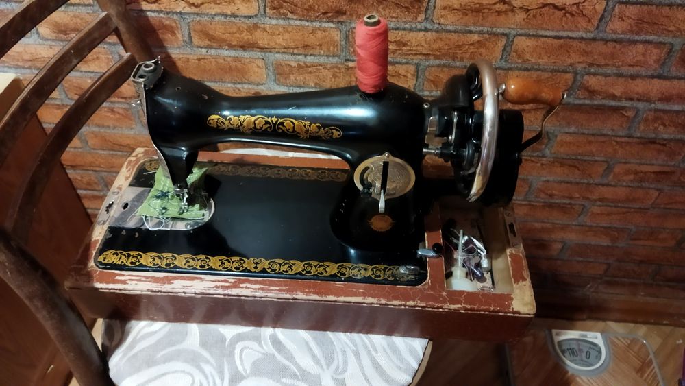 Продаю швейная машинка Подольск СССР шьёт нормально ,есть лапка оверло