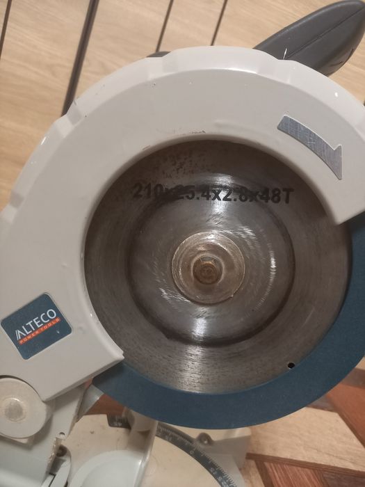 Продам торцовочную пилу, цена сегодня 25000т.