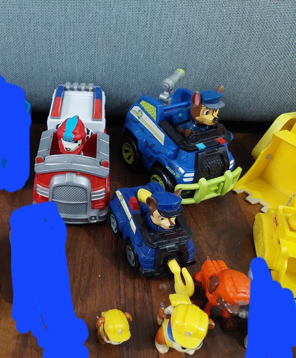 Lot  Paw Patrol Patrula Cățelușilor: autobuz, vehicule și figurine