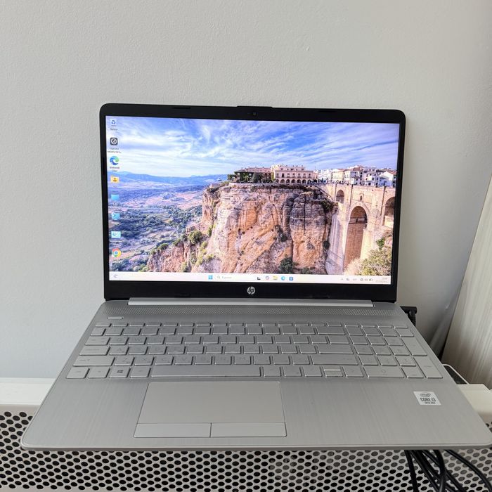 Лаптоп HP i3-1005G1 512 SSD 8 RAM