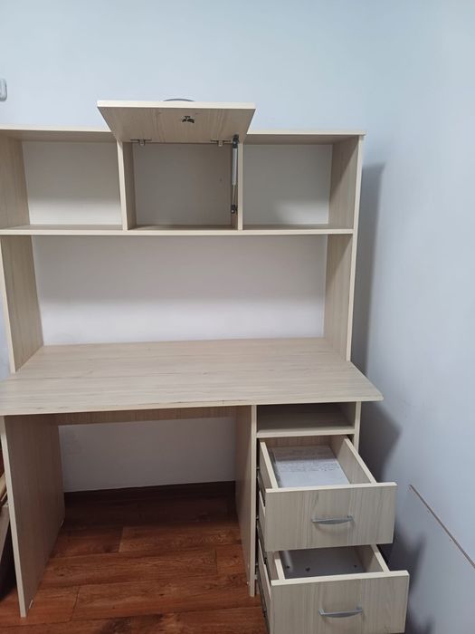 Продаётся стол в отличном состоянии.