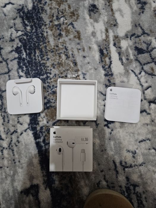Продавам 2бр earpods