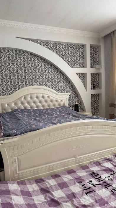 кровать, комод, екы тумбосымен