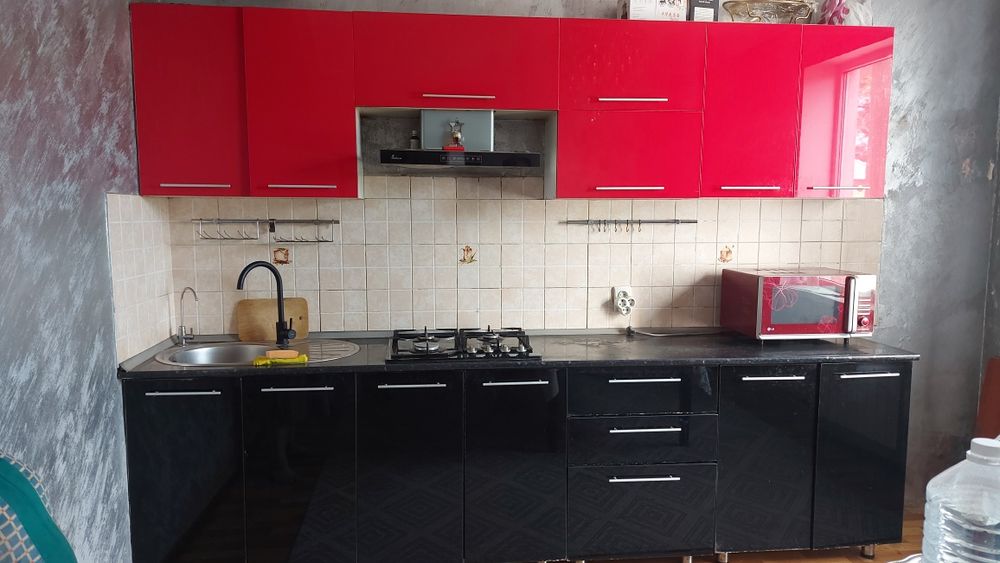 Кровать, кухонный гарнитур.