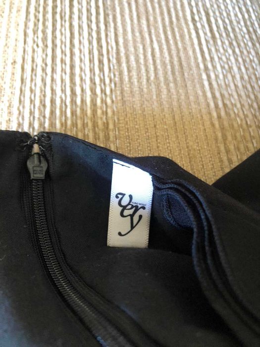 Елегантна черна рокля над коляното