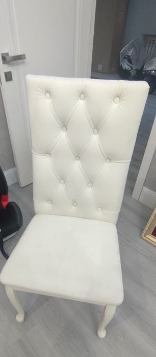 Шесть белых стульев