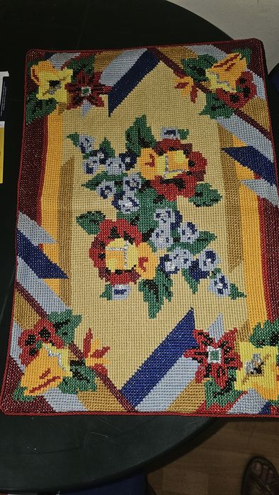 Бродирани карета , калъфки, покривка