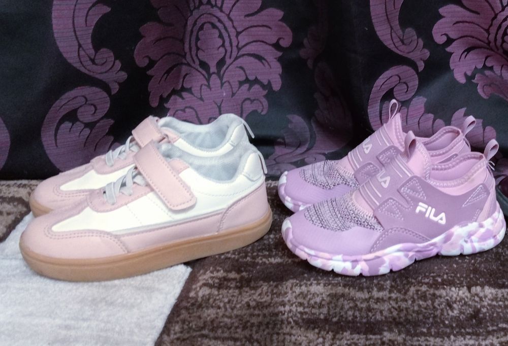 Vând adidași fetițe în condiții bune