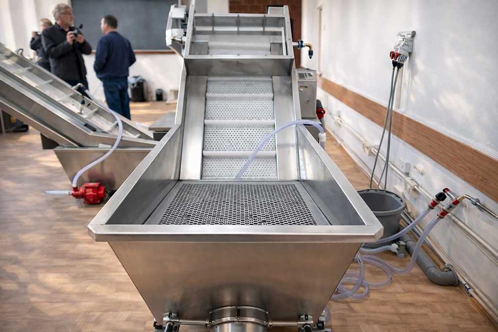 Linie automata deshidratare fructe si legume – masini si utilaje pentru pregatire fructe si legume  in vederea uscarii