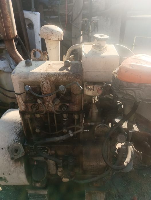 Продавам двуцилиндров двигател чист дизел, от корабен агрегат.