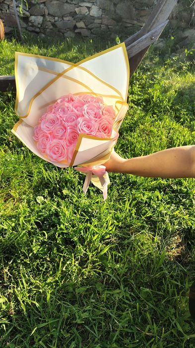 Различните букети от вечни сатенени рози, подходящи за всеки повод.