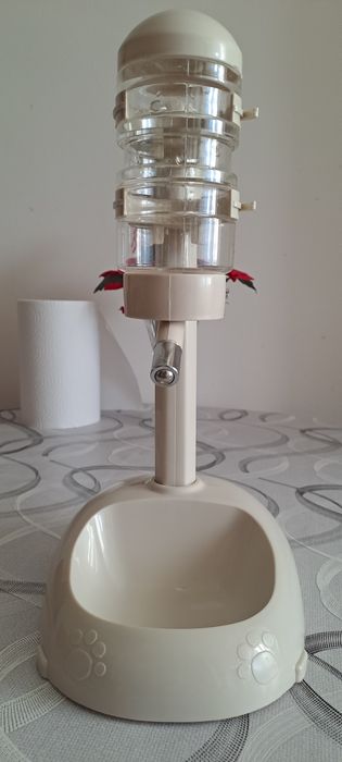 Dispenser apa ptr animale