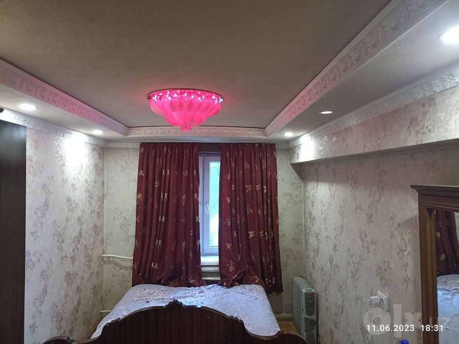 3-микр 2 хонали Балзак ресторани рўпарасида.Ғиштли квартира.