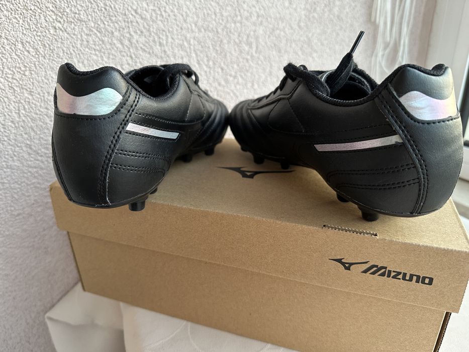 Детски футболни обувки бутонки mizuno 35 номер