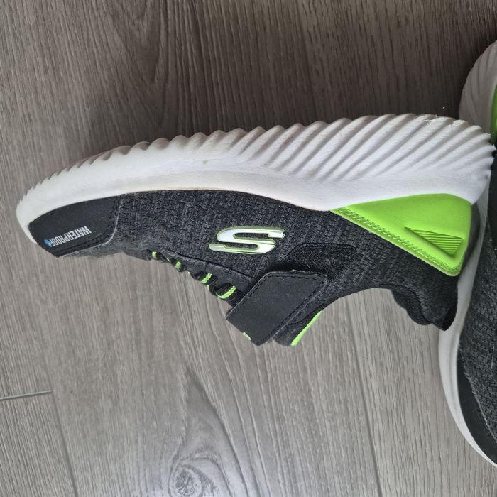 Adidasi Skechers marimea 32.