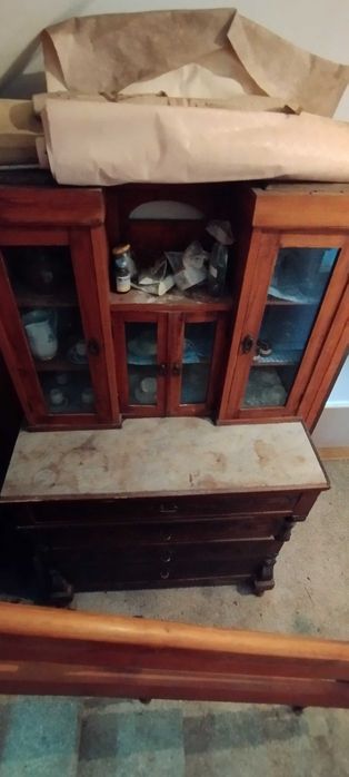 Старинен скрин с дърворезба