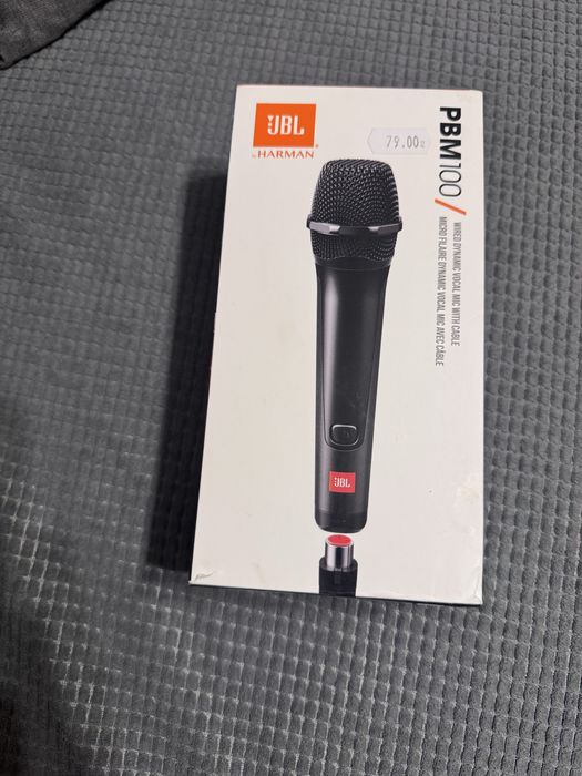 Продавам микрофон с кабел на JBL .