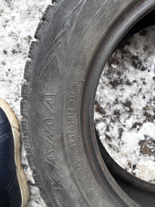 Продам 2 зимние шины (покрышки)
