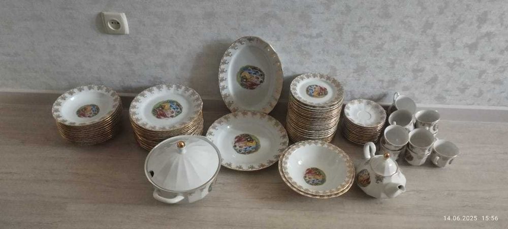 Продам элитный чешский  сервиз Мадонна