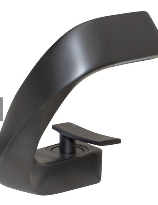 Екстравагантен черен смесител за баня