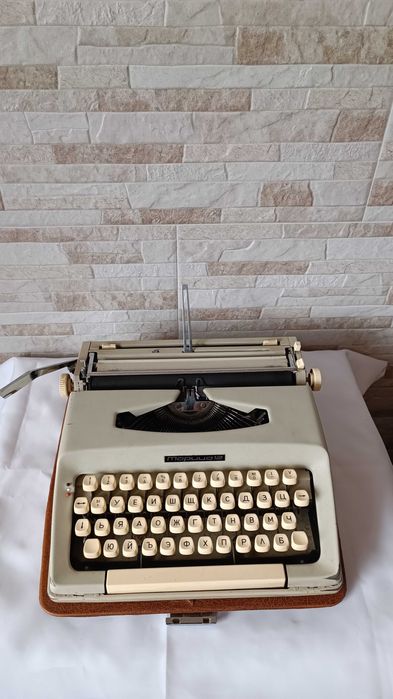 Стара пишеща машина Марица 12 - Made in Bulgaria - 1976г