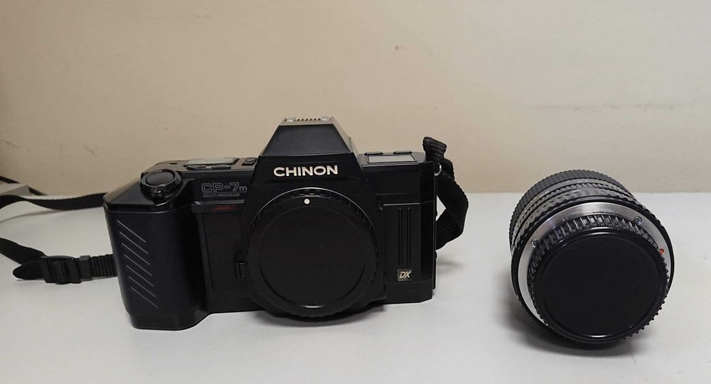 Aparat foto SLR film 35 mm Chinon CP-7m cu obiectiv Exakta 35-70mm cu blitz si inca un obiectiv bonus