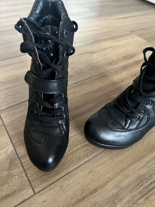 Adidasi cu platforma gen ghetuta!