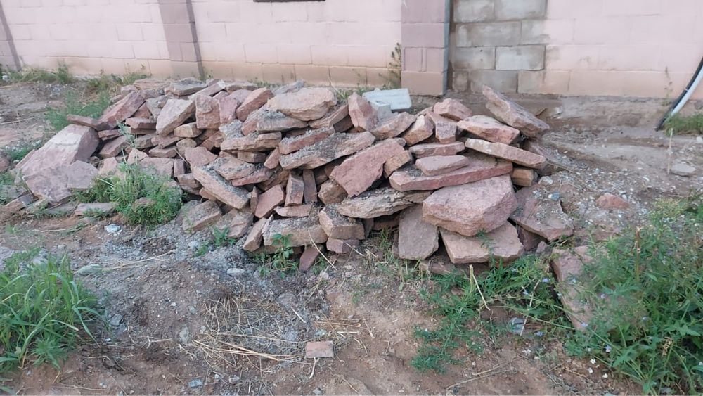 Бутовый-розовый камень