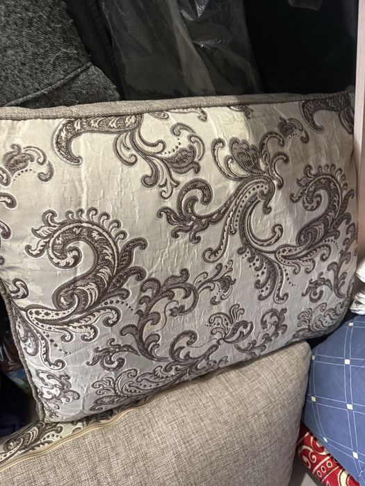 Отдам бесплатно диванные подушки