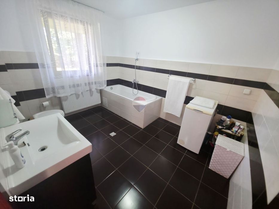 Casă / Vilă cu 5 camere de vânzare